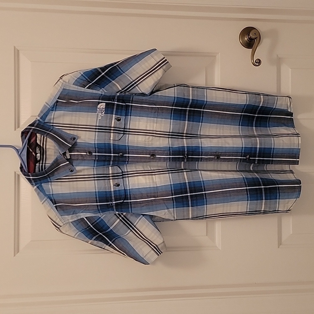 The North Face Short Sleeve Blue & White Button Down Shirt, Size M. NWOT